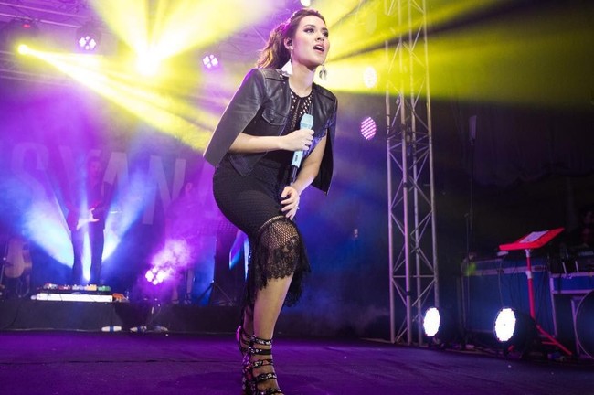 Tampil di atas panggung, Raisa memadukan gaya elegan dan maskulin dengan dress hitam dan jaket kulit. Pelantun ‘Terjebak Nostalgia’ itu memakai Geometric Mesh Peplum Hem Midi Dress dari brand Topshop yang harganya 40 poundsterling atau sekitar Rp 750 ribu. Dia memadukan dress itu dengan buckle sandals seharga 49 poundsterling atau sekitar Rp 900 ribuan yang juga datang dari brand Topshop. Foto: Dok. Instagram Foto Konser