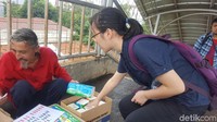 Dia mengaku lebih memilih untuk berjualan daripada harus mengemis di Depok. Walaupun mata saya buta tapi hati saya nggak buta, saya lebih baik jualan, kata Deden