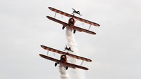 Aksi Aerosuperbatik Wingwalker di udara.