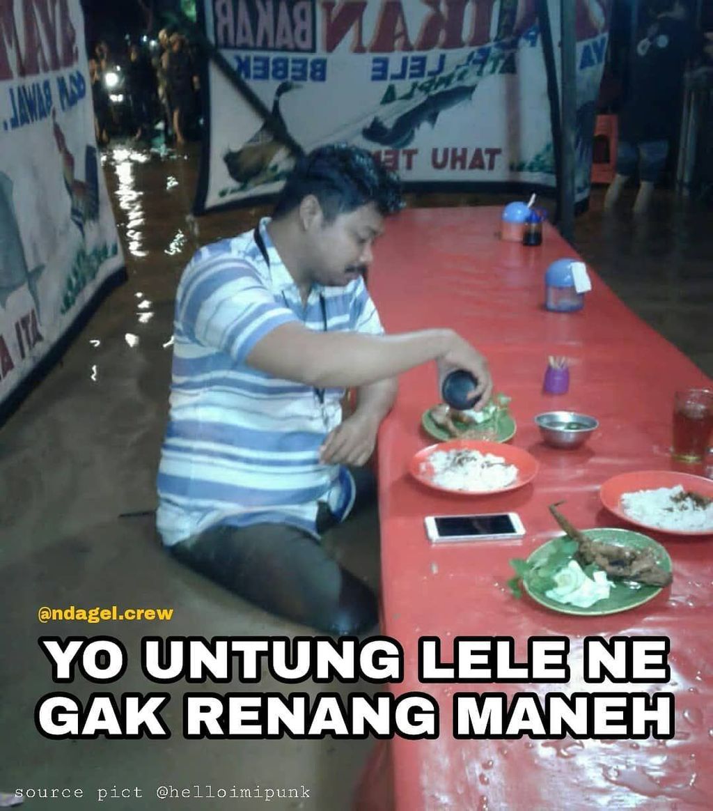 Meme Kocak Pria Makan Pecel Lele Saat Banjir Foto 6
