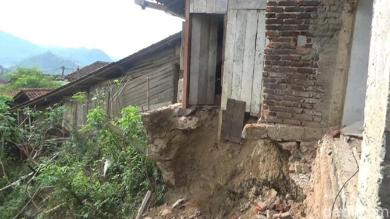 Tanah Gerak di Pemukiman, Puluhan Warga di Banjarnegara Mengungsi Tanah Gerak di Pemukiman, Puluhan Warga di Banjarnegara Mengungsi