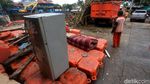 Tumpukan Sampah di Pintu Air Manggarai