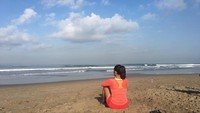 Sesekali jogging di pinggir pantai juga ia lakukan. Me time. Jogging + beach + talk to stranger + go home + be creative. Selamat bekerja teman, jangan lupa bersyukur tulisnya sebagai keterangan foto. (Foto: Instagram/novaelizastory)