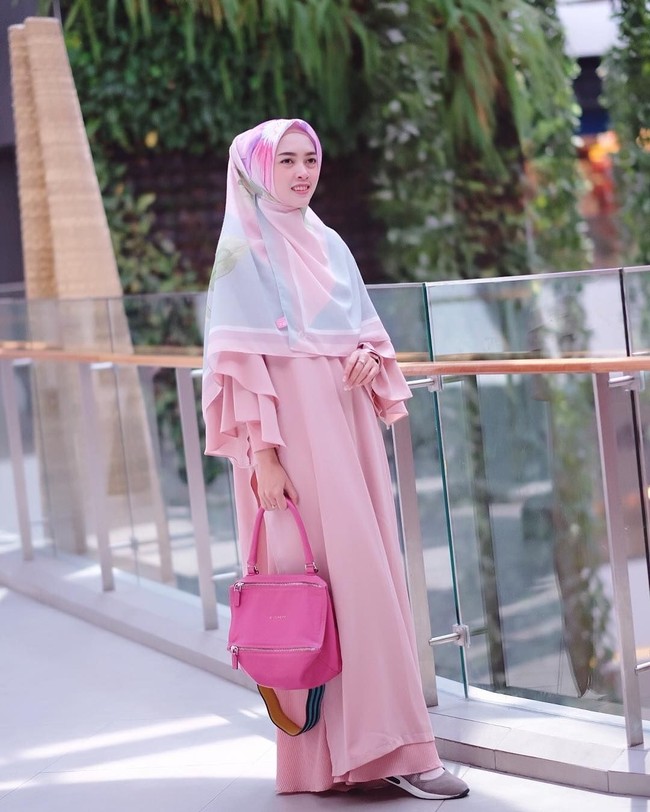 Pemilihan jenis kain jadi bagian yang tak kalah penting. Pilih kain yang lebih jatuh atau flowy seperti kain sifon. Jenis kain ini memberikan tampilan yang lebih rileks dan lembut. Foto: Instagram