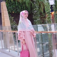 Pemilihan jenis kain jadi bagian yang tak kalah penting. Pilih kain yang lebih jatuh atau flowy seperti kain sifon. Jenis kain ini memberikan tampilan yang lebih rileks dan lembut. Foto: Instagram