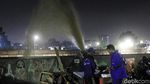 Petugas Pengendali Banjir Beraksi di Jatinegara