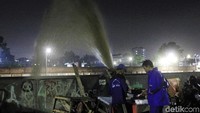 Air tersebut kemudian dibuang ke sungai.