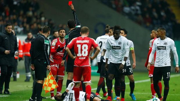 Hap! Wasit Ini Lahap Permen yang Dilempar Fans ke Dalam Lapangan