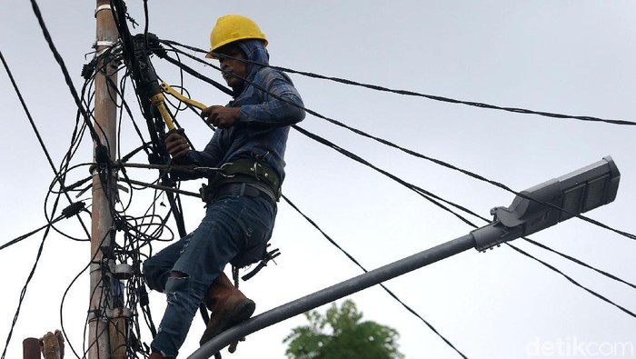 Petugas PLN melakukan perbaikan kabel listrik di kawasan Manggarai, Jakarta. Hal itu dilakukan karena beberapa jaringan listrik masih bermasalah.
