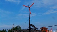 Satu panel sekitar 100 watt hour. Kemudian yang kincirnya sekitar 700-800 watt hour. Bisa beroperasi 24 jam.