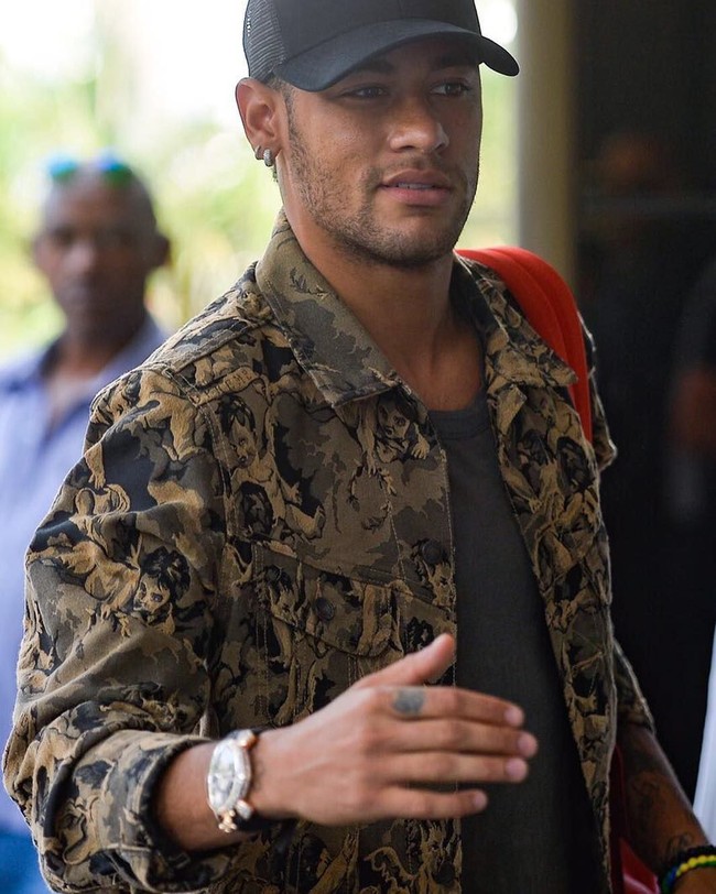 Brand Supreme kembali menjadi pilihan Neymar untuk tampil casual dengan jaket. Pada foto ini Neymar memakai jaket Supreme seharga US$ 198 atau sekitar Rp 2,7 juta. Foto: Dok. Instagram, ist.
