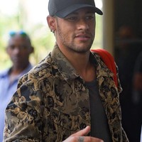 Brand Supreme kembali menjadi pilihan Neymar untuk tampil casual dengan jaket. Pada foto ini Neymar memakai jaket Supreme seharga US$ 198 atau sekitar Rp 2,7 juta. Foto: Dok. Instagram, ist.