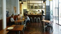 Bagian dalam bersisian dengan coffee bar, juga didominadi furniture kayu. Nyaman untuk tempat meeting atau berdiskusi dengan teman-teman.oto: Instagram Seesaw Coffee Shanghai