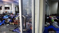 Mereka ditampung di basment gedung.