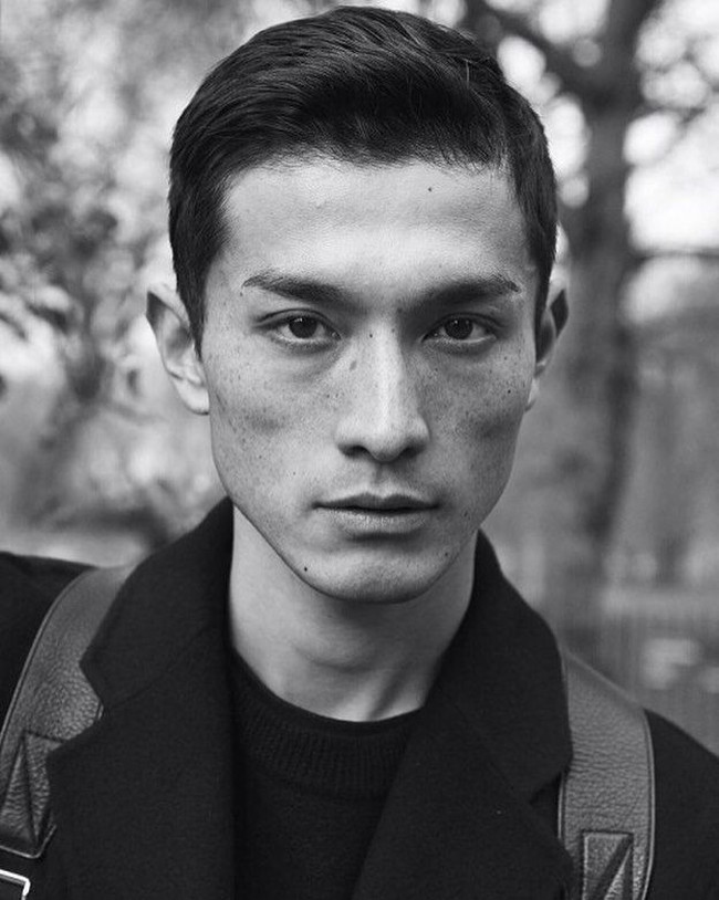 Daisuke Ueda adalah seorang model terkenal asal Jepang. Pria 30 tahun tersebut telah membintangi iklan berbagai merek terkenal, termasuk H&M hingga Dior. Foto: Instagram