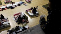 Ratusan orang lainnya mengungsi. REUTERS/Tyrone Siu.