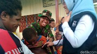 Selain memberikan penyuluhan terkait pola hidup sehat, tim juga melakukan pemeriksaan kesehatan anak-anak, menimbang bayi, mengukur tinggi badan dan pemeriksaan luar balita.