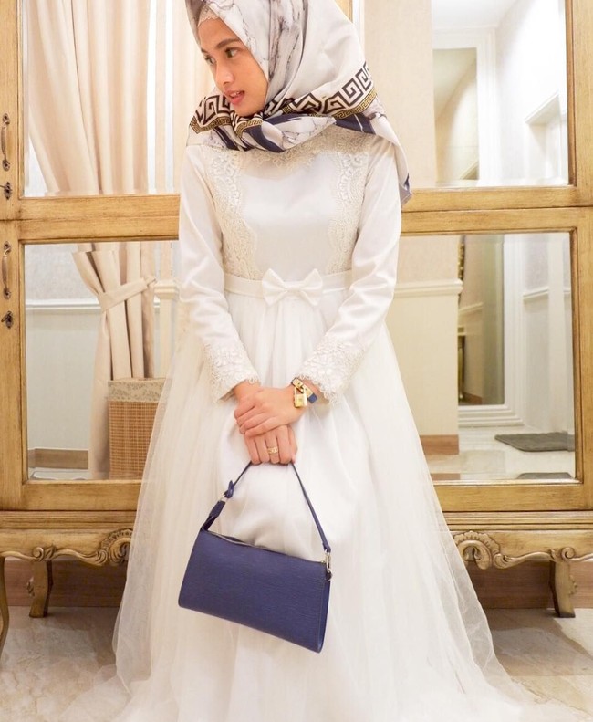 Meski baru berusia 25 tahun, Yulistra Ivo punya perawakan badan yang tinggi. Sejak menjadi istri gubernur, tampilannya pun jadi lebih dewasa. Foto: Instagram/Yulistraivo