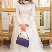 Meski baru berusia 25 tahun, Yulistra Ivo punya perawakan badan yang tinggi. Sejak menjadi istri gubernur, tampilannya pun jadi lebih dewasa. Foto: Instagram/Yulistraivo