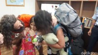 Alum sedih karena harus berpisah dengan ayahnya, Jorge Gabriel Langone. Butuh waktu tiga jam lebih bagi polisi dan pihak Kedutaan Besar Argentina untuk Indonesia buat memisahkan Alum dari Jorge. (Foto: Istimewa)
