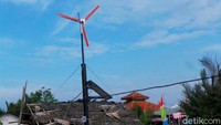 Perjalanan sampai lokasi memang berat, di tengah perjalanan, rombongan harus berganti perahu ke ukuran yang lebih kecil. Perahu didempetkan di tengah-tengah sungai dan rawa.
