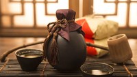 Ini namanya Arak Tusu. Arak tradisional China ini dibuat oleh Hua Tuo saat Dinasti Han Tenggara. Lalu dikenalkan pada publik oleh fisikawan bernama Sun Simiao saat Dinasti Tang. Foto: Istimewa