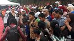 Jokowi Hujan-hujanan Pantau Pelaksanaan Program Padat Karya Cash