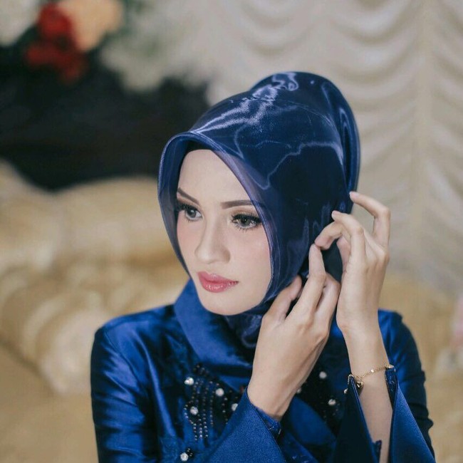 Hijab Yulistra Ivo juga tak kalah mengundang perhatian. Ia selalu tampak modis dengan gaya hijab yang sederhana. Foto: Instagram/Yulistraivo