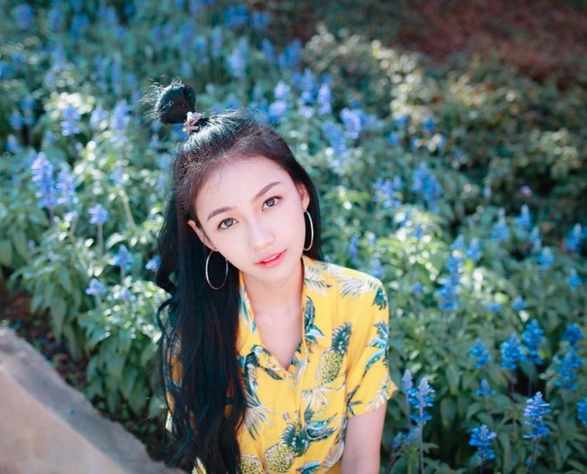 Namkhing tampil imut dengan gaya rambut half bun yang kekinian. Foto: Instagram