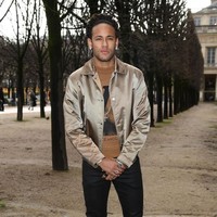 Neymar tampil stylish saat menghadiri fashion show Louis Vuitton Menswear Fall/Winter 2018 di Paris Fahsion Week, 18 Januari 2018. Dia memakai sweater dan jaket cokelat satin dari Louis Vuitton. Foto: Dok. Getty Images.