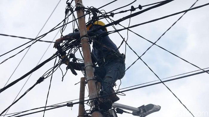 Petugas PLN melakukan perbaikan kabel listrik di kawasan Manggarai, Jakarta. Hal itu dilakukan karena beberapa jaringan listrik masih bermasalah.