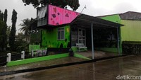 Namun, bisa jadi masyarakat maupun pengguna jalan tak mengira jika bangunan dari kontainer bertingkat itu merupakan kamar jenazah.