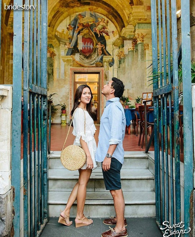 Berbulan madu ke Italia bersama Hamish Daud, Raisa memakai tas rotan yang tren pada 2017 kemarin. Tas rotan yang dibawanya datang dari brand Kerokoo seharga Rp 350 ribu. Dia juga terlihat memakai wedges Tory Burch seharga Rp 3,5 juta. Foto: Dok. Bride Story.