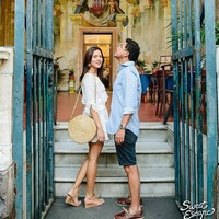 Berbulan madu ke Italia bersama Hamish Daud, Raisa memakai tas rotan yang tren pada 2017 kemarin. Tas rotan yang dibawanya datang dari brand Kerokoo seharga Rp 350 ribu. Dia juga terlihat memakai wedges Tory Burch seharga Rp 3,5 juta. Foto: Dok. Bride Story.