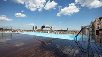 Barcelona punya Grand Hotel Central yang punya bar dan kolan renang rooftop. Dari sini, kamu bisa melihat matahari terbenam. (dok Tripadvisor)