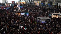 Stasiun-stasiun dan pusat transportasi di China akan sangat sibuk dan ramai pada masa liburan Tahun Baru China. Situasi ini sangat rawan kejahatan. Terlihat dalam foto suasana ramai di Stasiun Hongqiao di Shanghai pada 1 Februari lalu. Foto: REUTERS/Aly Song