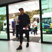 Sepatu Nike menjadi pilihan Neymar saat tampil casual memasuki area hotel tempatnya menginap. Kali ini pemain bola yang menurut catatan Forbes memiliki pendapatan 28 juta poundsterling itu memakai sneakers Nike Air Yeezy seharga US$ 4.800 atau sekitar Rp 65 jutaan. Foto: Dok. Instagram, ist.
