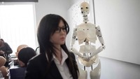 Inilah perbandingan ketika boneka itu telah jadi dan masih dalam bentuk kerangka. Istimewa/@exdoll.