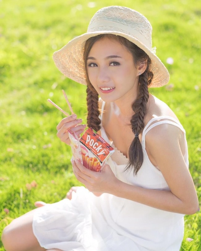 Mengenakan makeup natural flawless dengan perona bibir pink membuat wajahnya terlihat semakin fresh. Foto: Instagram