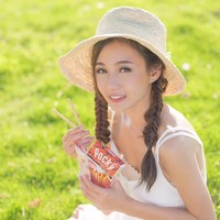 Mengenakan makeup natural flawless dengan perona bibir pink membuat wajahnya terlihat semakin fresh. Foto: Instagram