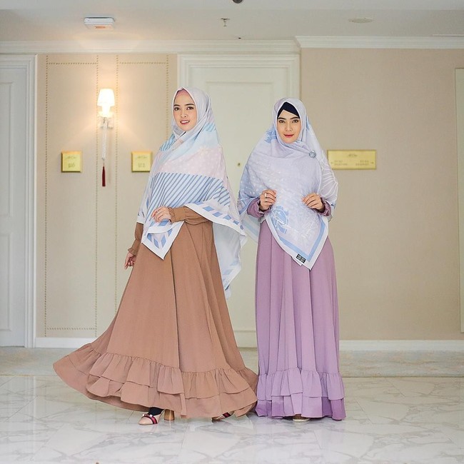 Pola atau potongan gamis yang sangat mempengaruhi penampilan. Agar tampak lebih muda, gunakan pola A-Line di mana bagian rok lebih lebar daripada bagian bahu, seperti penampilan Diana Paramitha ini. Foto: Instagram