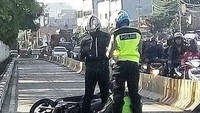 Kemudian pada Desember 2017 lalu di jalur busway flyover Pluit seorang pemotor menabrak polisi. Polisi langsung terjungkal dan motor itu pun juga tergeletak di motor. Foto: Instagram