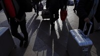 Otoritas kota Zhengzhou mengerahkan kacamata canggih ini menjelang arus mudik Tahun Baru China, yang tahun ini jatuh pada 16 Februari. Kebanyakan warga China di kota-kota besar seperti Beijing dan Shanghai mudik ke kampung halaman masing-masing. Foto: REUTERS/Damir Sagolj