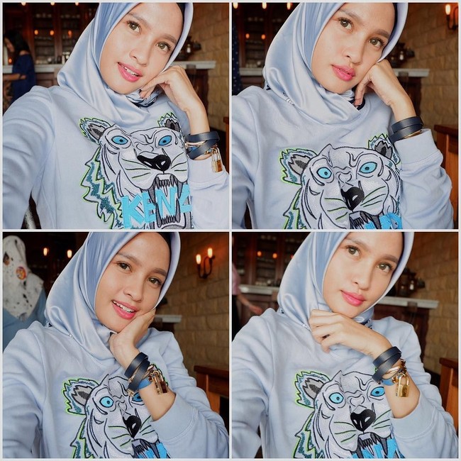 Sebelum menjadi istri gubernur, Yulistra Ivo sering tampil kasual. Ia terlihat memakai sweater bergambar harimau dengan hijab segiempat polos berwarna abu-abu. Foto: Instagram/Yulistraivo