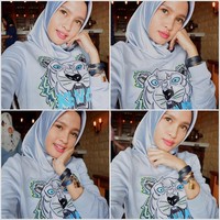 Sebelum menjadi istri gubernur, Yulistra Ivo sering tampil kasual. Ia terlihat memakai sweater bergambar harimau dengan hijab segiempat polos berwarna abu-abu. Foto: Instagram/Yulistraivo