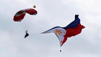 Aksi Aerosuperbatik Wingwalker di udara.