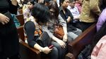 Foto: Tangisan Istri Fredrich Dampingi Suami di Sidang Perdana