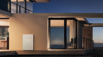 Satu unit Tesla Powerwall dapat mengakomodasi kebutuhan energi sebuah rumah hingga 24 kWh setiap harinya. (Foto: Instagram)