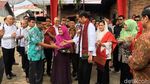 Foto: Jokowi ke Rumah Tokoh Pers Adinegoro dan Beri Sertifikat Tanah