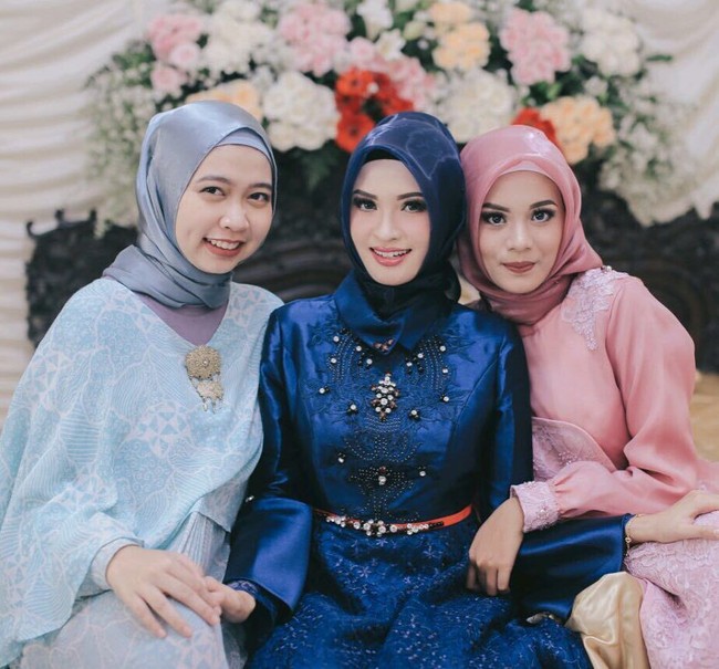 Yulistra Ivo sering tampil menggunakan hijab segiempat yang dipakai dengan sederhana. Dalam salah satu momen spesialnya ini, ia mengenakan dress berwarna biru dongker dan hijab segiempat berbahan organza. Foto: Instagram/Yulistraivo